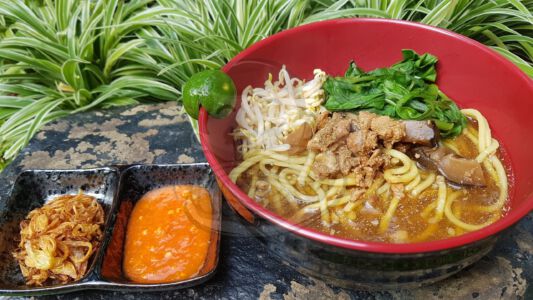 Mie Kangkung khas Dapoer Joel